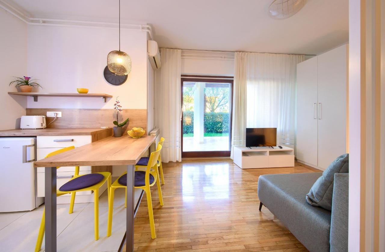 נייביצה Apartments Meri מראה חיצוני תמונה
